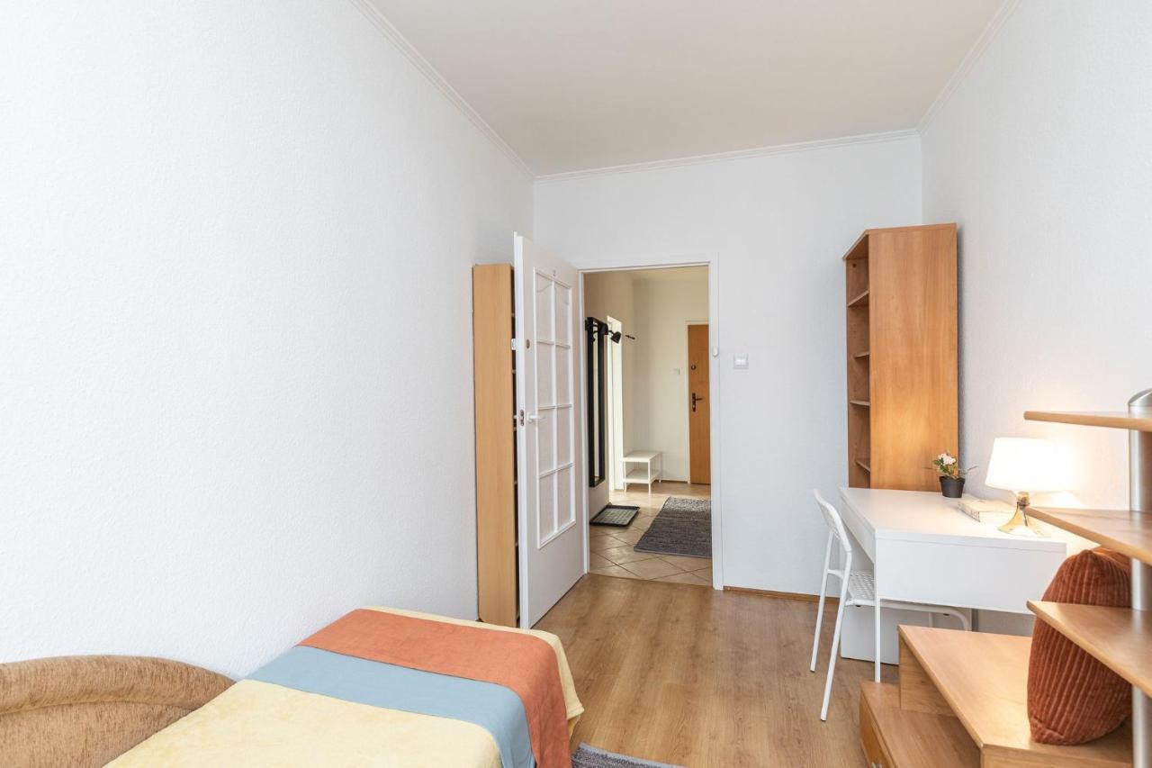 Room, Pirenejska 20 Cozy Rooms Varsó Kültér fotó